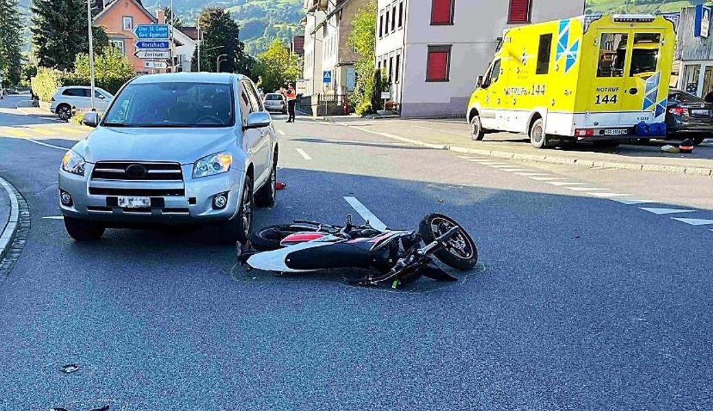 Der 16-jährige Motorradfahrer wurde beim Unfall schwer verletzt.