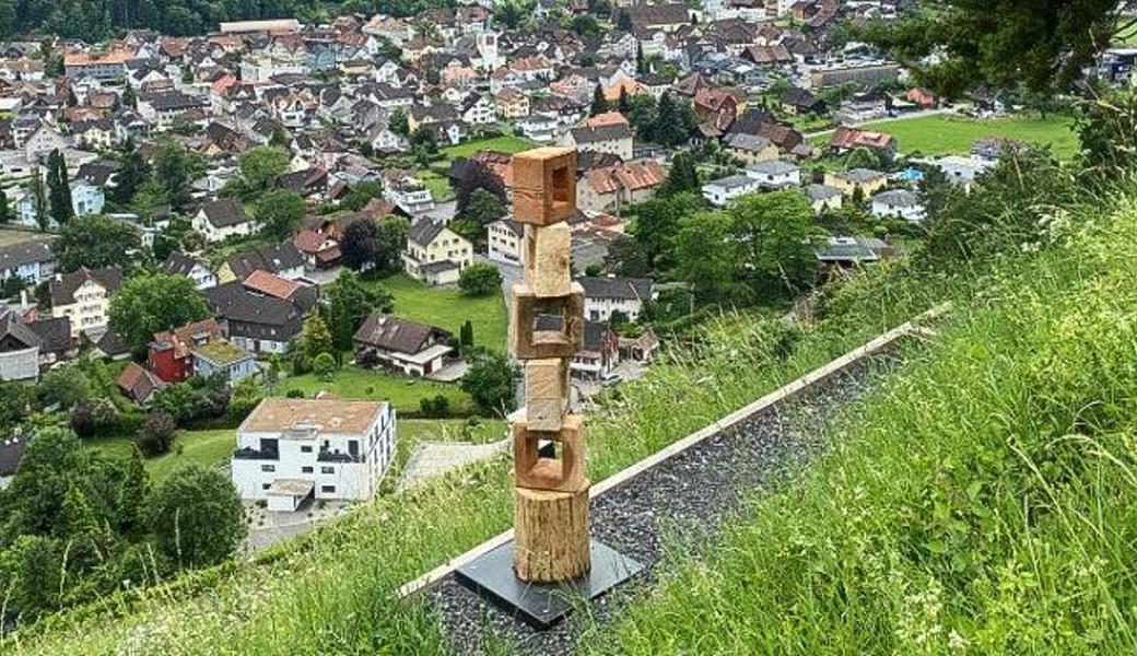 Die Aussichtsfenster öffnen den Blick aufs Dorf und das Tal.