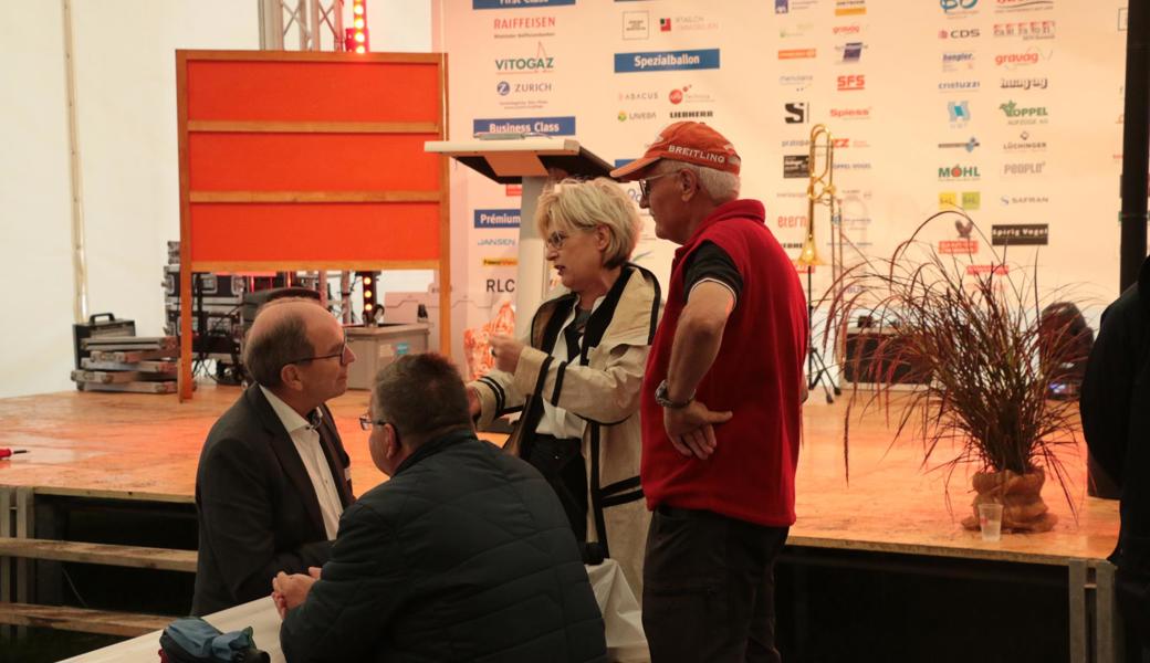 Bruno Damann (v. l.), Stefan Britschgi, Christa Köppel und  Andreas Frank besprechen sich.