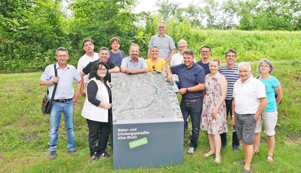 Gruppenbild an einer der neuen Infostelen am Ende der Fahrt beim Gutshof Heidensand in Lustenau.