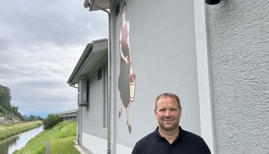 Keiner weiss, welcher Künstler die Frau auf dem Pumpwerk neben der Autobahn schuf