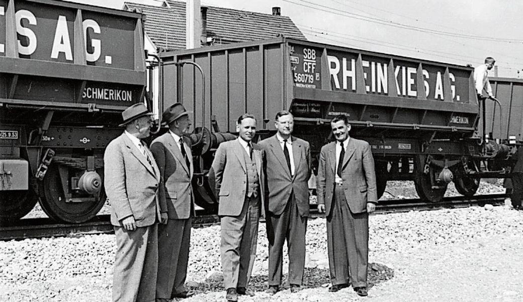 Kippwagen der Firma Wirz Kipper- und Maschinenfabrik aus Uetikon am Zürichsee für die Rheinkies AG. In der Mitte der Vorsteher des Baudepartements St. Gallen, Simon Frick, etwa um 1955.