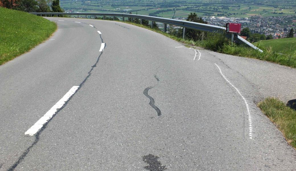 Hier stürzte der Motorradfahrer und rutschte unter der Leitplanke hindurch.