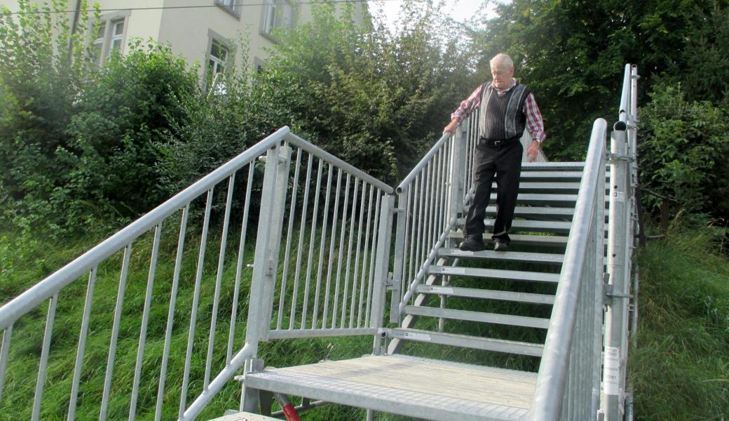 Der Wanderweg führt vorübergehend über diese Treppe.