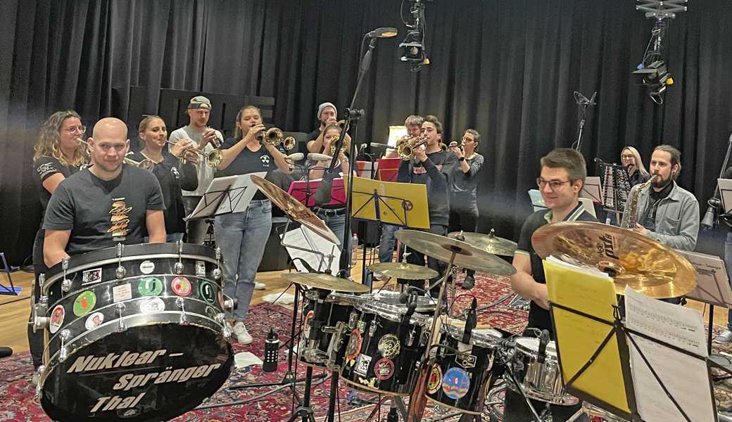 Im Dezember verbrachten die Nuklear-Spränger Thal einen Tag im Tonstudio und spielten «Sprängers Paradies» ein. Seit Freitag kann man das Album mit den acht Songs des aktuellen Bühnenprogramms streamen. 