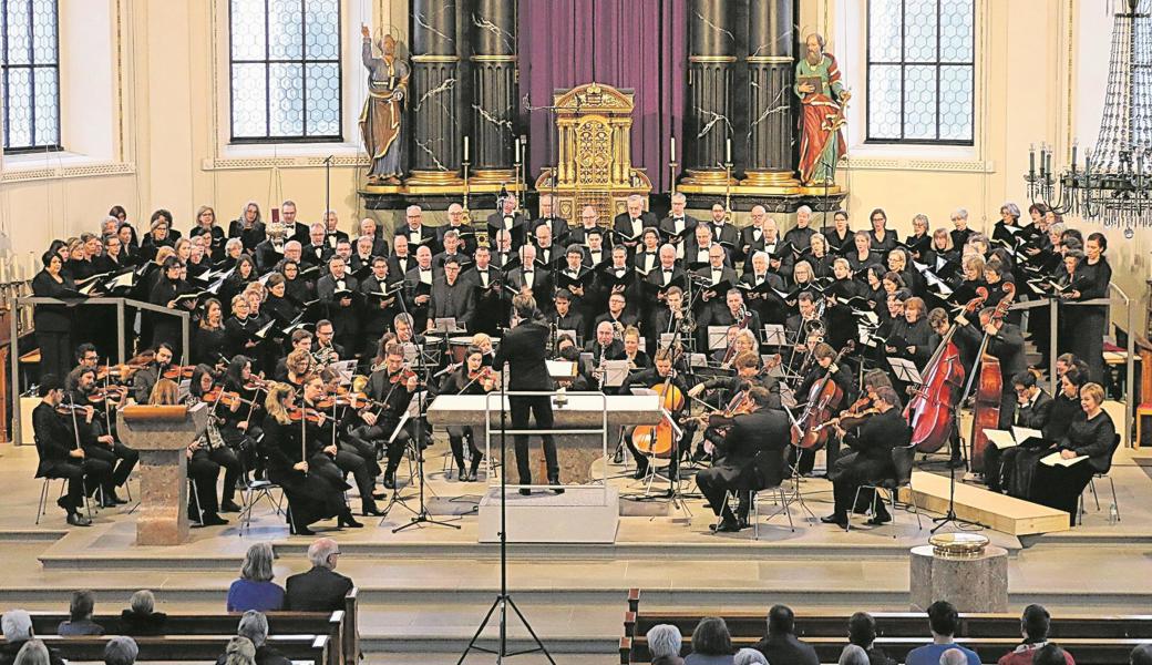 Das grosse Orchester und der enorme Chor füllten den Altarraum der katholischen Kirche und gaben so ein grossartiges Bild. 