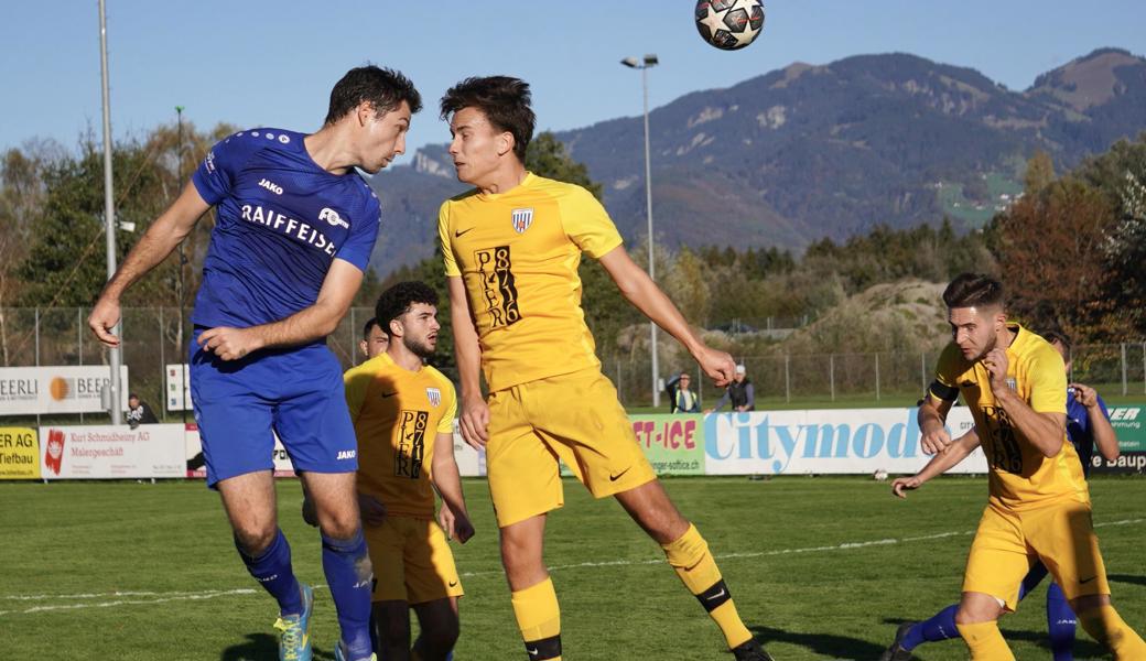 Der FC Rüthi und Bernhard Allgäuer (in Blau) unterlagen dem FC Schmerikon.