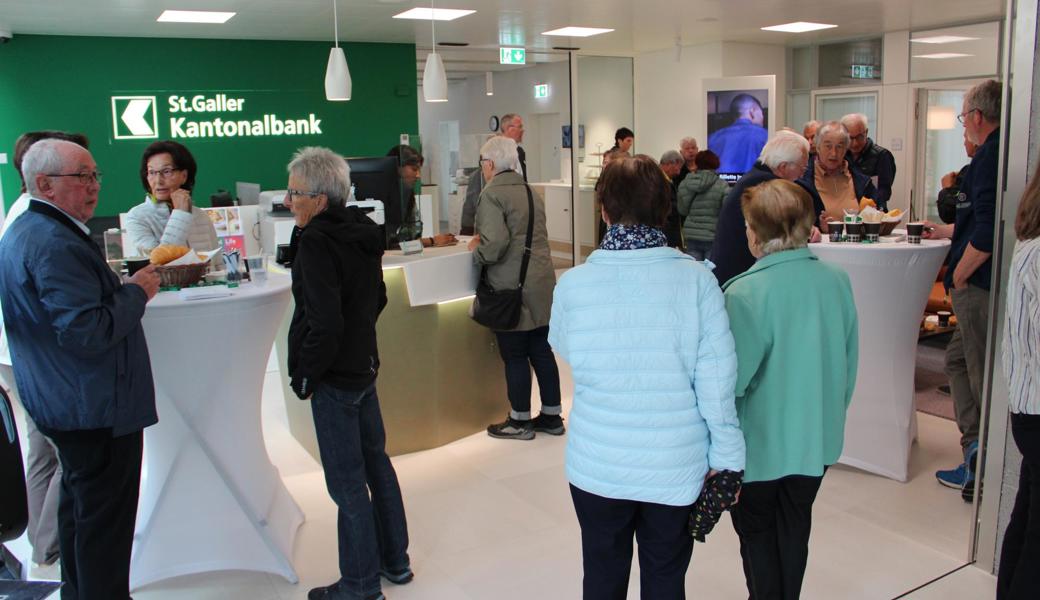 An die 80 Personen kamen am Montagmorgen zum Znüni-Treff der neuen Kantonalbank-Filiale in Oberriet.