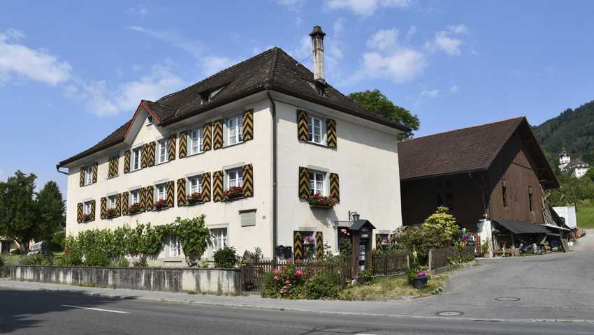 Der Hof der Familie Sturzenegger liegt direkt am Dorfeingang.