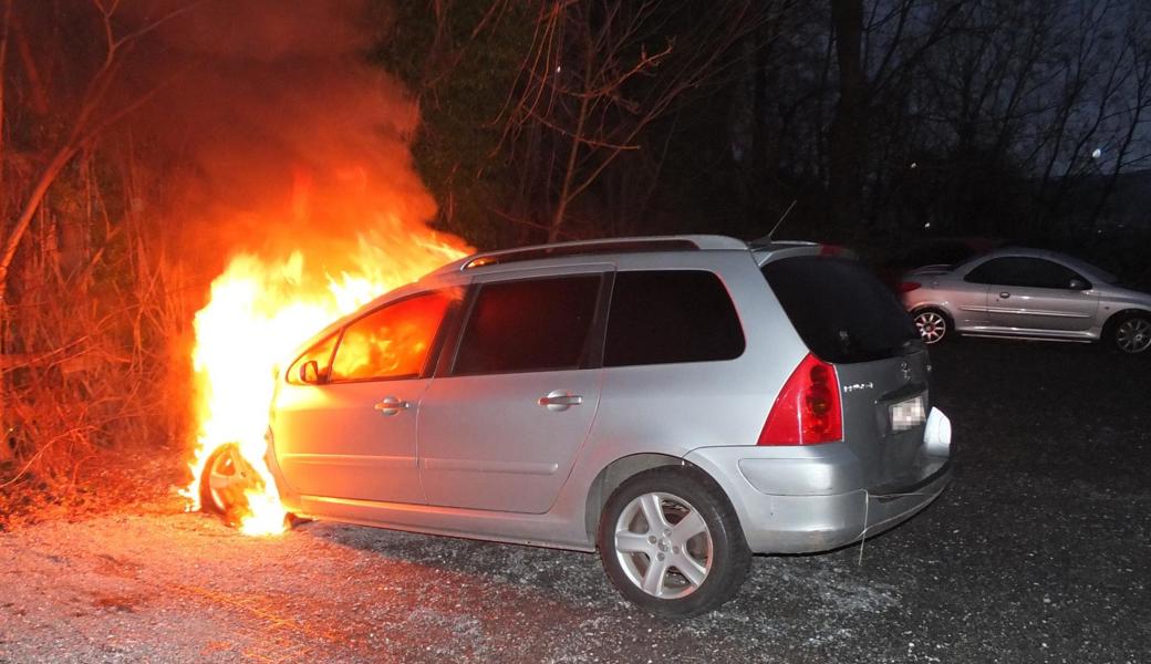 Das Auto stand in Flammen, als Polizei und Feuerwehr eintrafen.