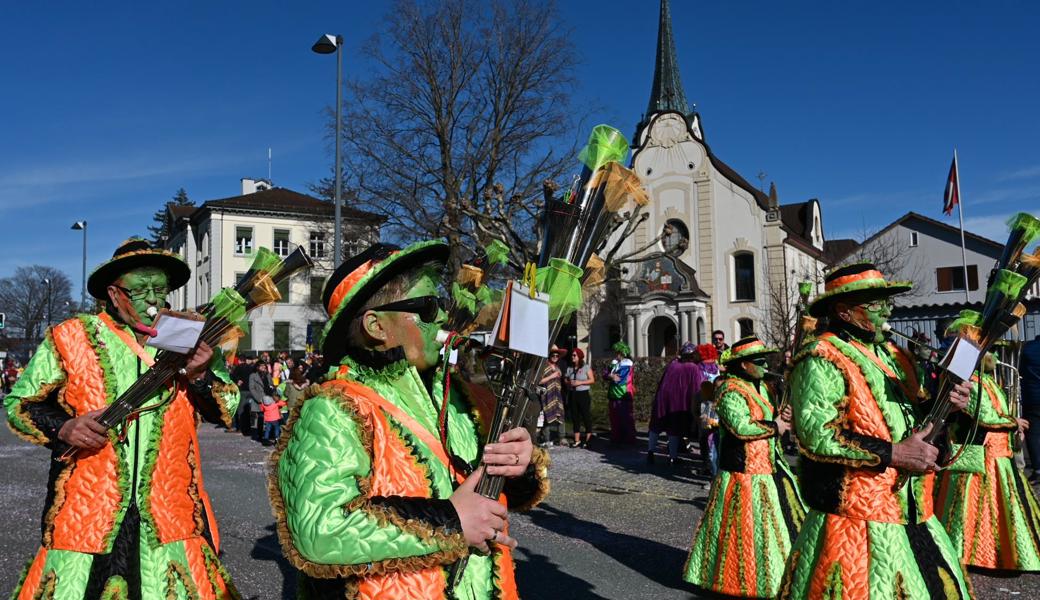So gepflegt wird eine Guggenmusik kaum je klingen: Die Balgacher Schalmeien ziehen an Rathaus und Pfarrkirche Oberriet vorbei.