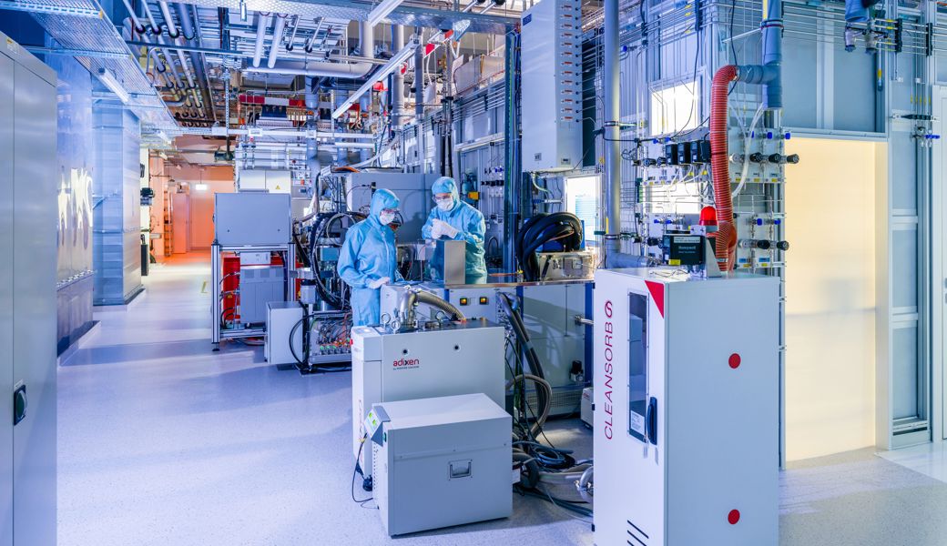 Mitglieder der regionalen Arbeitgeberverbände informierten sich über Ausbau des Reinraums