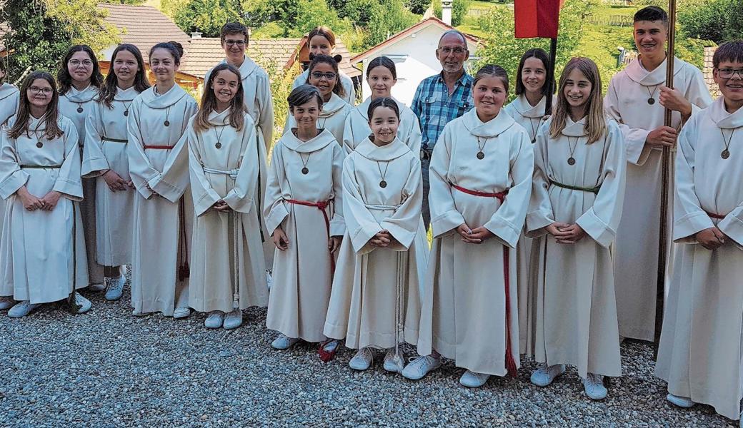 Grossaufmarsch der Ministrantinnen und Ministranten zum Abschied von Mesmer Xaver Kehl. 