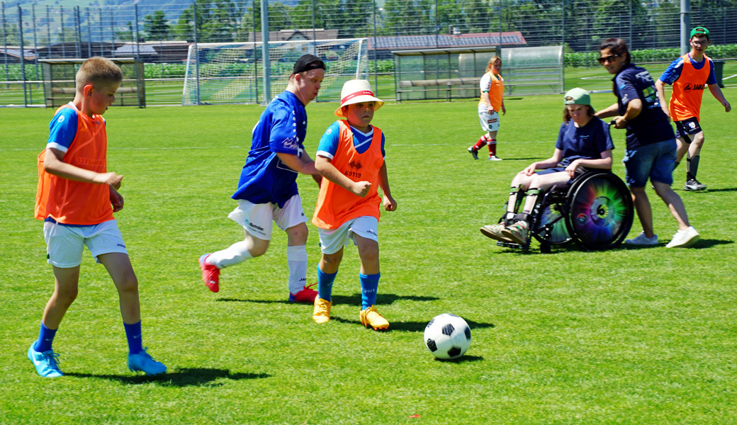 Fussballfreude für alle: So spielten Kinder und Erwachsene mit Handicap am «Biene Fussballturnier»