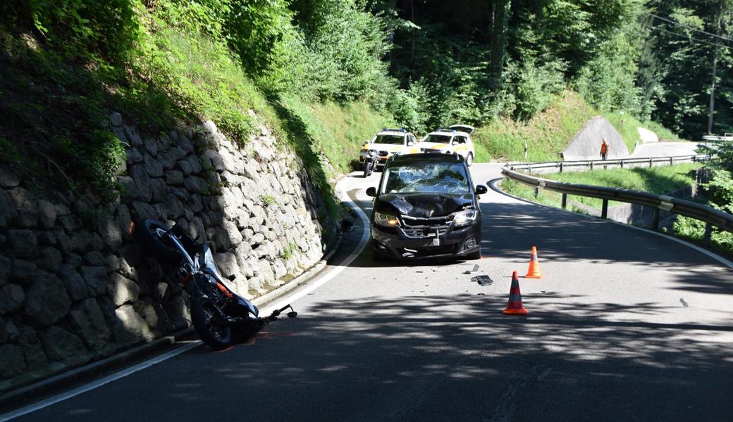 Der Töfffahrer war auf der linken Fahrbahn unterwegs, als es zum Unfall kam.