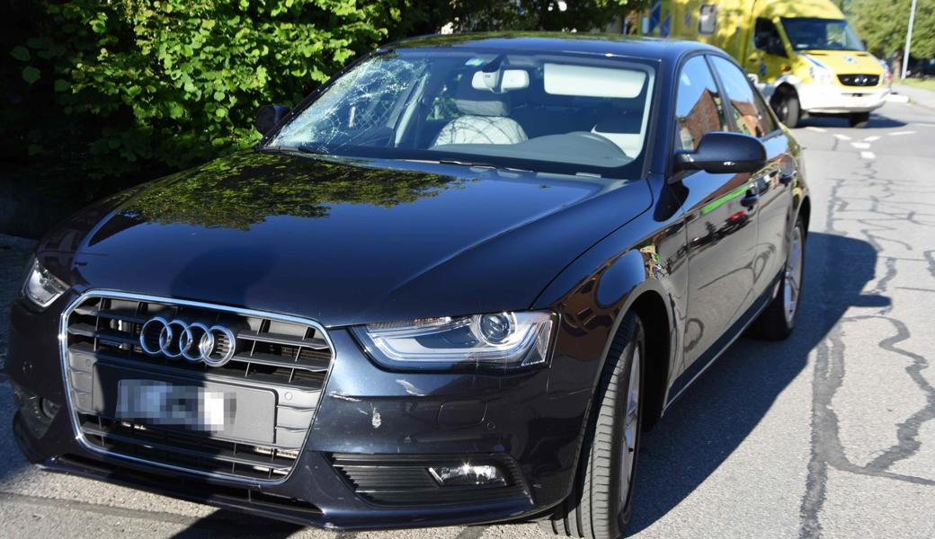 Der Velofahrer wurde zuerst gegen das Auto, dann auf die Strasse geschleudert.