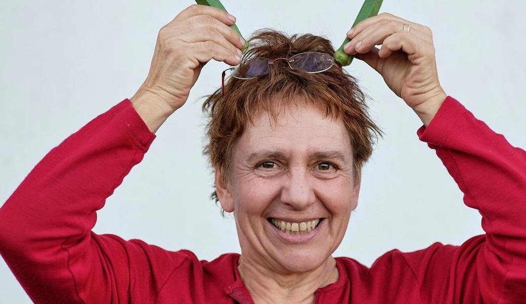 Eveline Dudda hat mit ihrem Titel «Spriessbürger Spezial» den besten Gartenratgeber 2021 geschrieben. Nebst der Schreibarbeit ist sie verantwortlich für den Nutzgarten der Zünd Systemtechnik in Altstätten, der zur Selbstversorgung des Personalrestaurants dient. Sie posiert mit Okra, auch Gemüse-Eibisch.