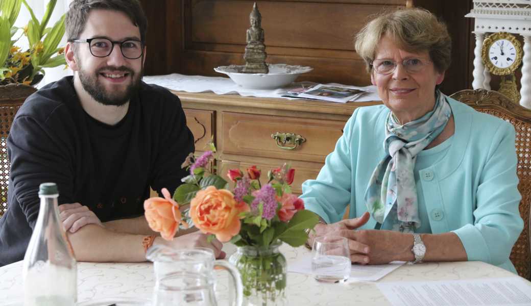 Zwei Generationen im Gespräch über Politik: Cedric Gmür und Gastgeberin Margrit Kessler in ihrer Stube daheim in Altstätten. 