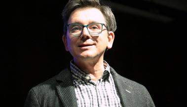 Kantischülerinnen und -schüler auf der Bühne Kantischülerinnen und -schüler auf der Bühne