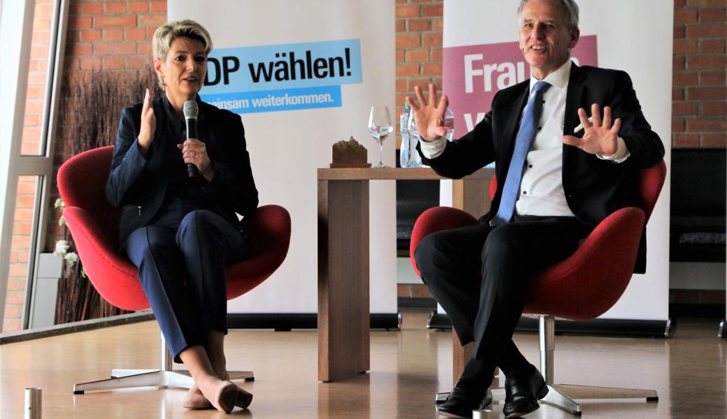 Bundesrätin Karin Keller-Sutter im Gespräch mit Sven Bradke, Vize-Präsident der FDP St.Gallen.