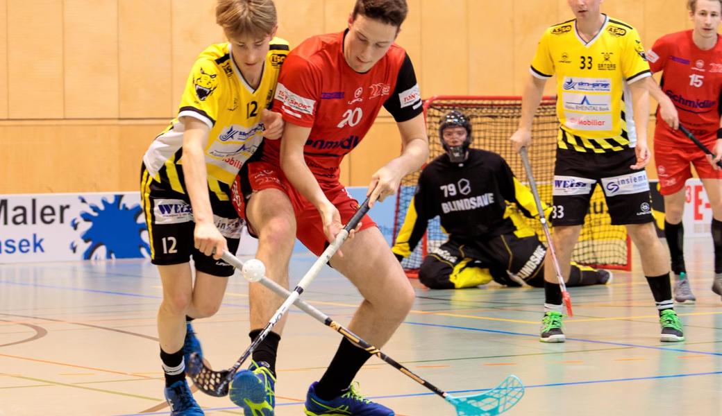 Der junge Tim Blaser (l.) stand in beiden Spielen im Einsatz und trug das Tor zum 5:2 gegen die Glattal Falcons bei.