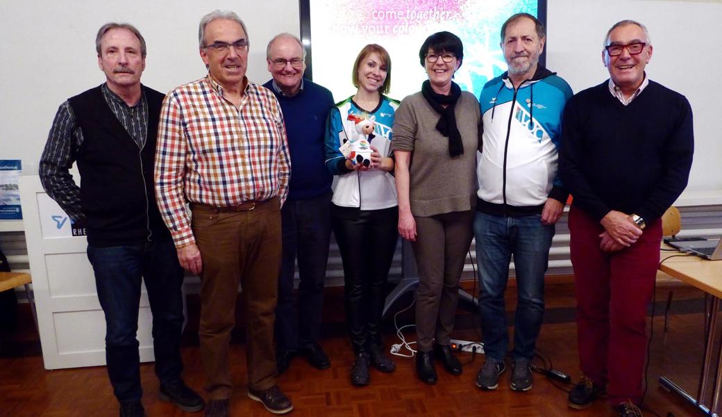 Der Vorstand der Turnerveteranen mit Erwin Reis (Zweiter von rechts) und Nina Amann (Mitte) von der Gymnaestrada Dornbirn.
