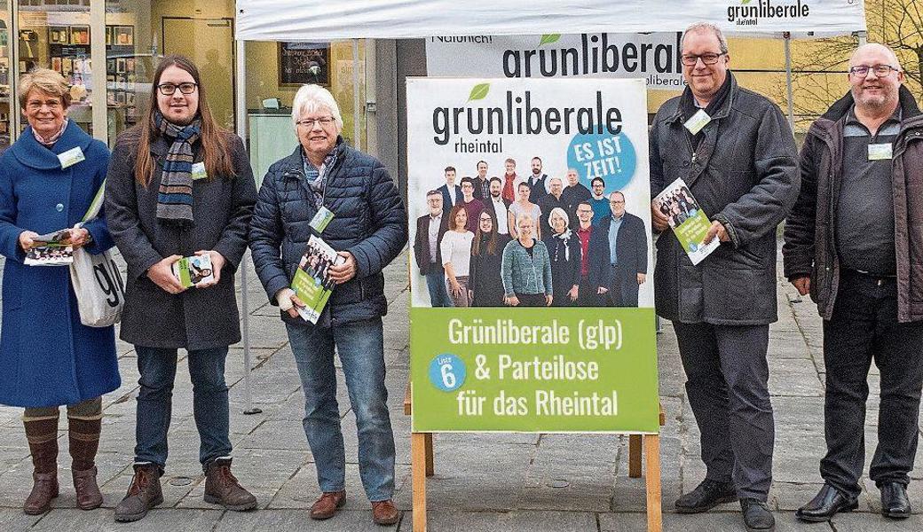 Die Teilnehmer der Grünliberalen-Standaktion von links: Gian Marco Hutter, Margrit Kessler (Alt-Nationalrätin), Ramon Waser, Bea Schaefer, Ruedi Mattle (parteilos), Adrian Baumgartner, Sabine Greiser. 