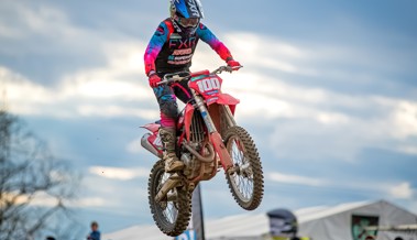 Simon Baumann fährt kurz nach einer Operation auf das Podest