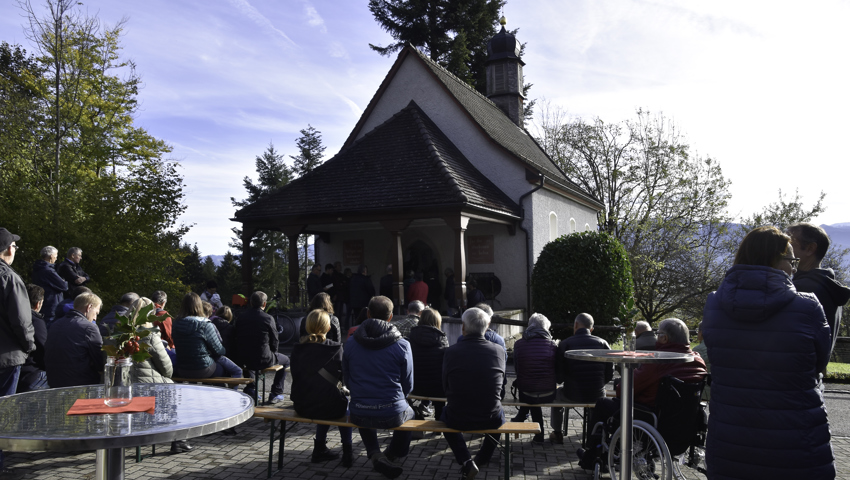 Mindestens so viele Gottesdienstbesucherinnen und -besucher wie drinnen nahmen noch auf Bänken vor der Kapelle Platz.