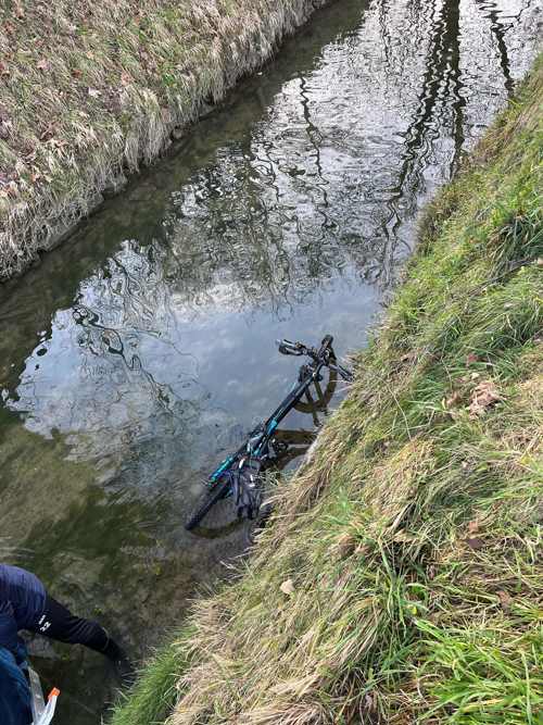 Wegen eines Hundes: E-Bike-Fahrer stürzt in Bach und muss ins Spital