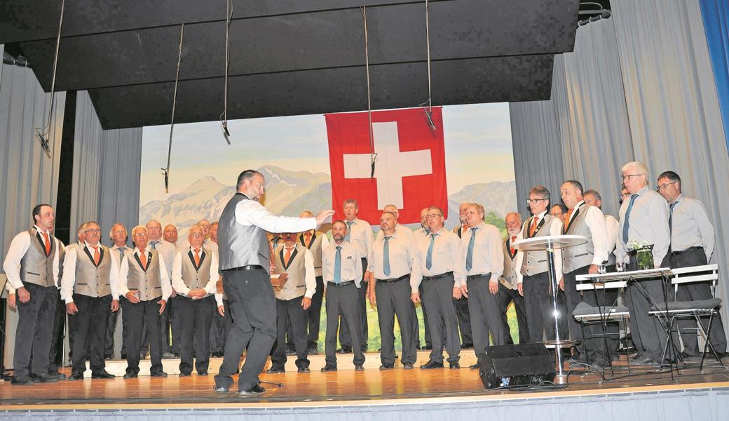 Die Männerchöre von Kobelwald (mit den orangen Krawatten) und Kriessern (mit den blauen Krawatten) verabschiedeten sich unter der Leitung von Mathias Wachter gemeinsam mit wohlklingendem Gesang. 