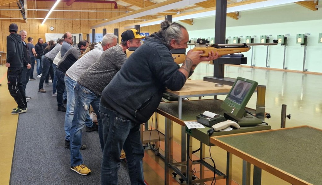 Firmen, Vereine und Familien treten bei der Luftgewehr-Challenge gegeneinander an