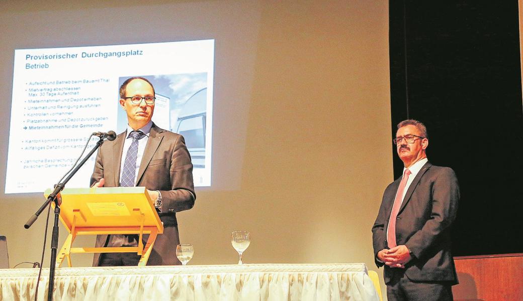 Regierungsrat Marc Mächler (l.) und Gemeindepräsident Röbi Raths stellen sich zahlreichen emotionalen Fragen aus dem Publikum. 