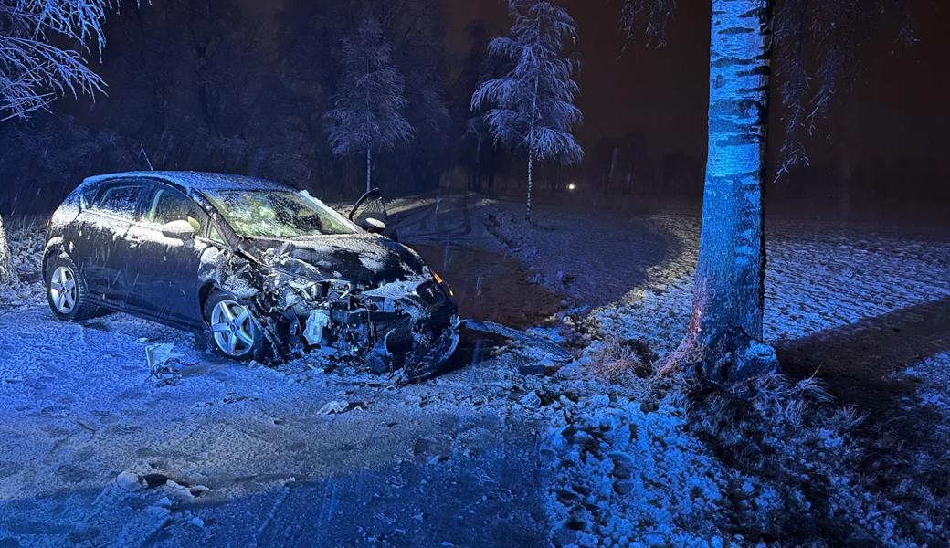 In Rebstein geriet ein Autofahrer von der Strasse ab und prallte gegen einen Baum.