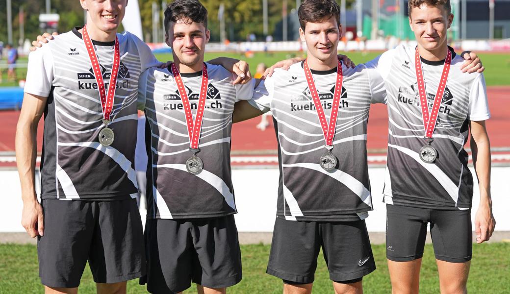 Die Rheintaler Sprint-Staffel mit (v.l.) Fabio Kobelt, Sandro Graf, Ramon Frei und Noah Sieber ihre dritte Medaille in bis auf eine Position unveränderter Zusammensetzung.