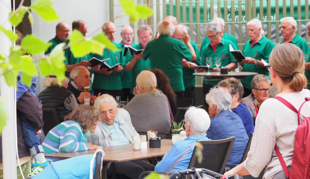 Viele Neugierige statteten am Samstag dem «Rietpark» einen Be­such ab. 