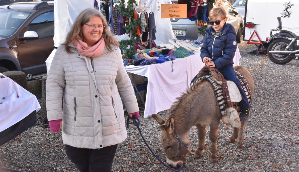 Kleiner, aber feiner Adventsmarkt mit Eseln, Samichlaus und Köstlichkeiten