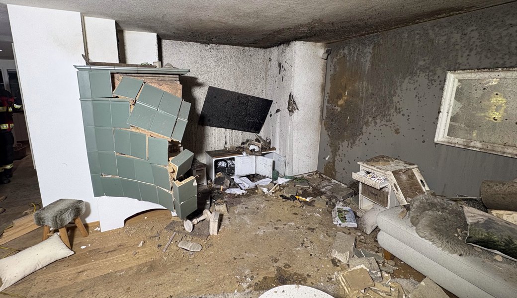 Kachelofen zersprang, während er eingeheizt wurde