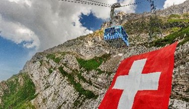 Wegen der schlechten Wetterprognosen: Die Schweizerfahne wird auf der Schwägalp ausgerollt