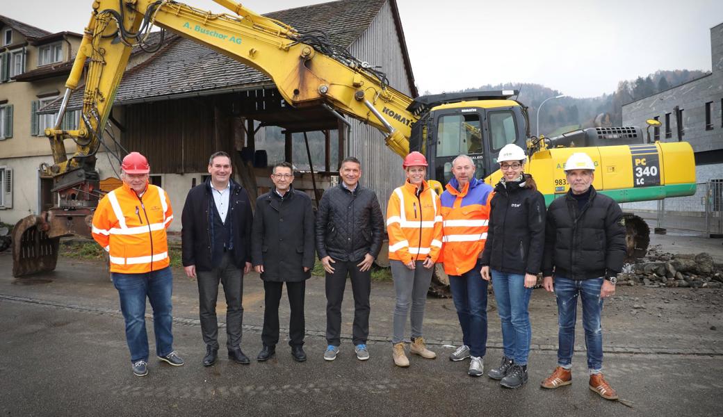 Beim Spatenstich (v.l.): Christoph Gautschi, Martin Meyer (CEO der ITW Unternehmensgruppe und VR-Präsident des Mineralheilbads), Gemeindepräsident Reto Friedauer, Oliver Bossi (Projektverantwortlicher ITW), Tina Gautschi, Claudio Pallecchi (Leiter Bauverwaltung St. Margrethen), Barbara Ketterer (Projektverantwortliche Architektin ATM 3) und Thomas Schwendener (Geschäftsführer A. Buschor AG). 