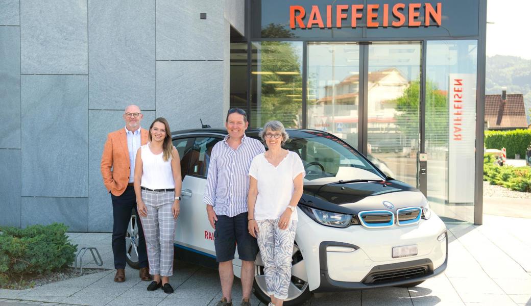 Rolf und Susanne Hofer dürfen ein Jahr den Raiffeisen-BMW gratis fahren. 