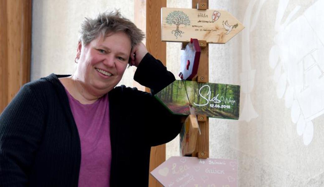 Kindernamen, auf Wegweisern geschrieben, symbolisieren die Zukunft. Pfarrerin Andrea Hofacker beschreibt den Weg, auf dem die Evangelisch-reformierte Kirchgemeinde Rebstein-Marbach unterwegs ist.