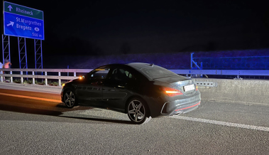 Fahrer kurz eingenickt auf der Autobahn: Auto kracht in Betonmauer