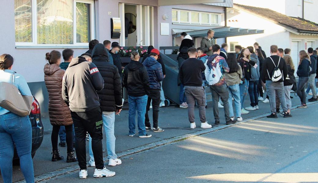 Bis zu fünfzig junge Leute warteten am Samstagvormittag in Widnau auf ihren Antigenschnelltest; total waren es 210 in gut zwei Stunden. 