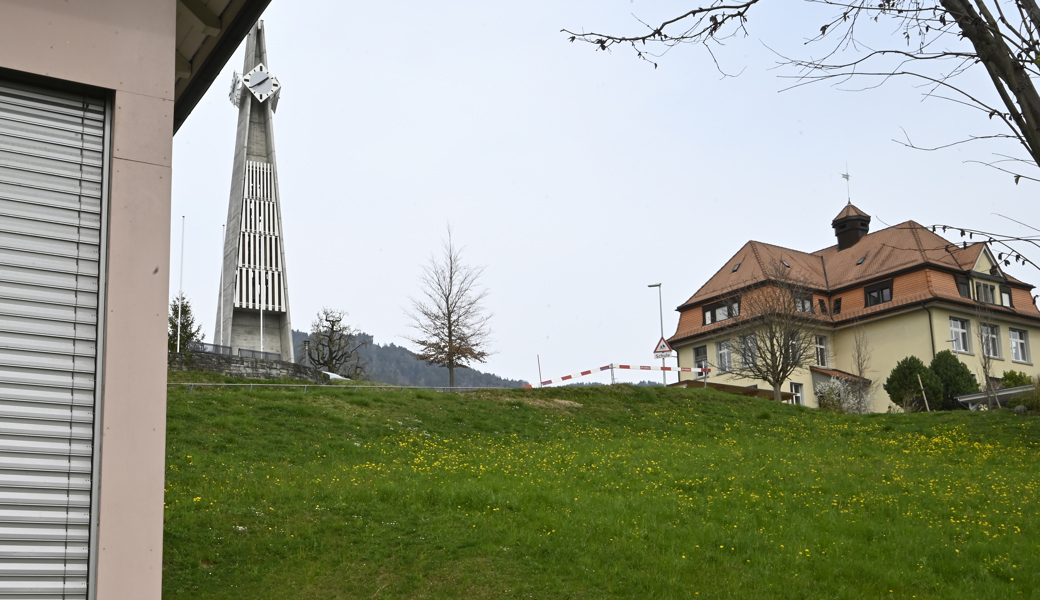 Der Schulrat prüft einen Neubau, der zwischen dem Pfarreiheim (links) und dem Schulhaus Kirchfeld (rechts) zu stehen kommen könnte.