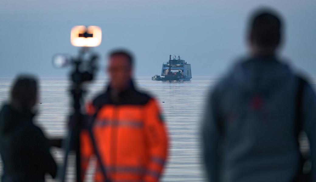 Kurz nach 18 Uhr entschieden die Einsatzkräfte, die Bergung abzubrechen. Die Fähre kehrte nach Deutschland zurück. Bild: Michel Canonica