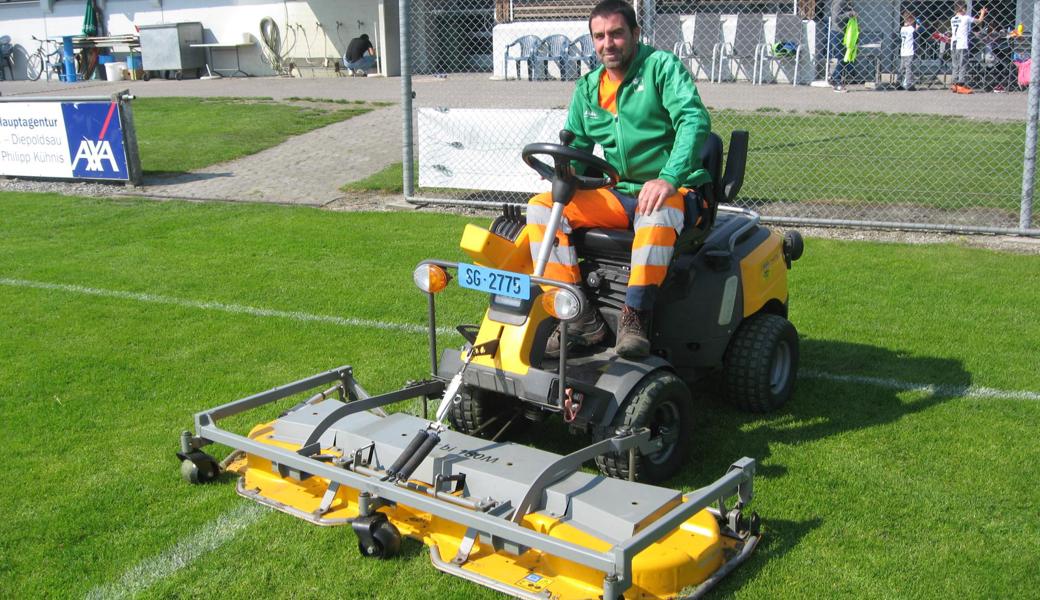 Marco Lüchinger ist der Fachmann für den grünen Sportplatz.