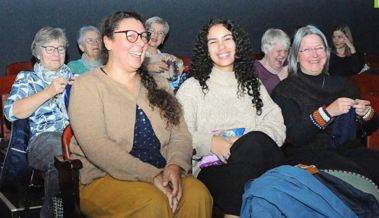 Wolle, Film und Geselligkeit - so läuft es beim Strickkino mit Wohnzimmeratmosphäre