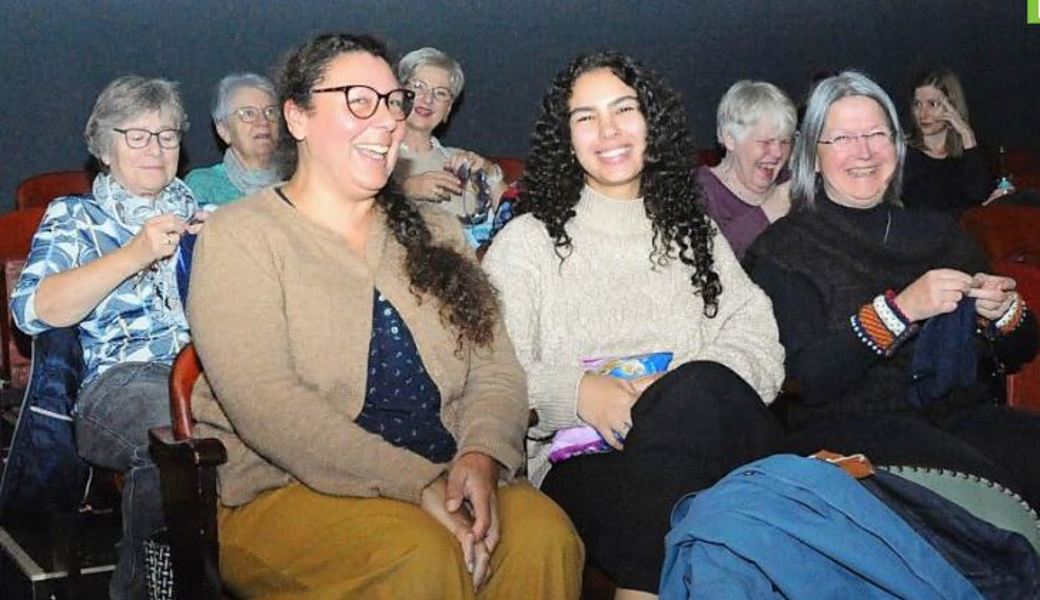 Wolle, Film und Geselligkeit - so läuft es beim Strickkino mit Wohnzimmeratmosphäre