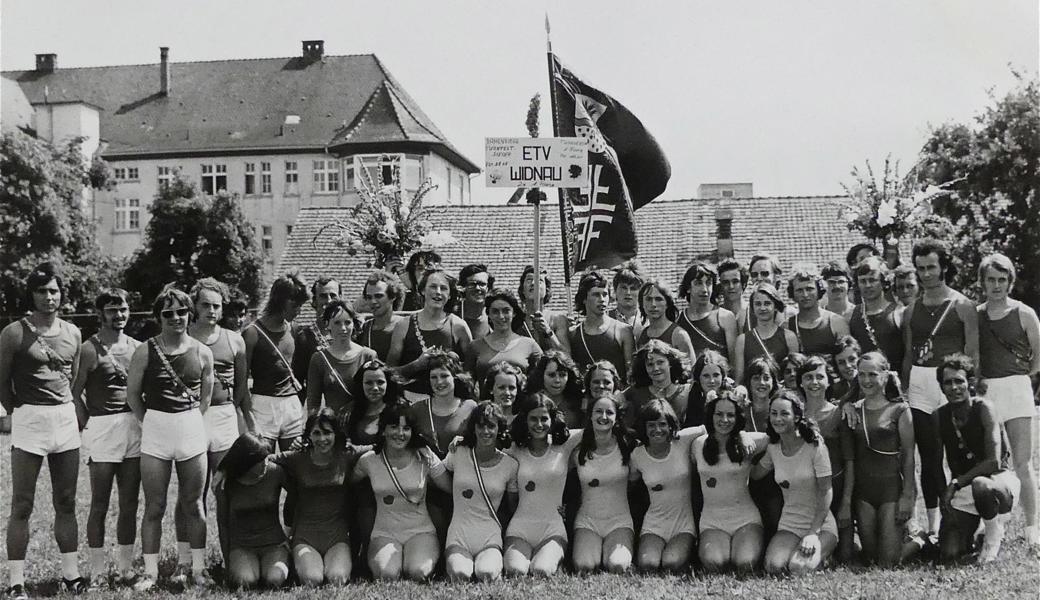 Mit der Damenriege des ETV Widnau erreichte Doris Lehner (kniend, Vierte von rechts) in den 1970er-Jahren beim Landesturnfest in Lustenau den ersten Rang. 